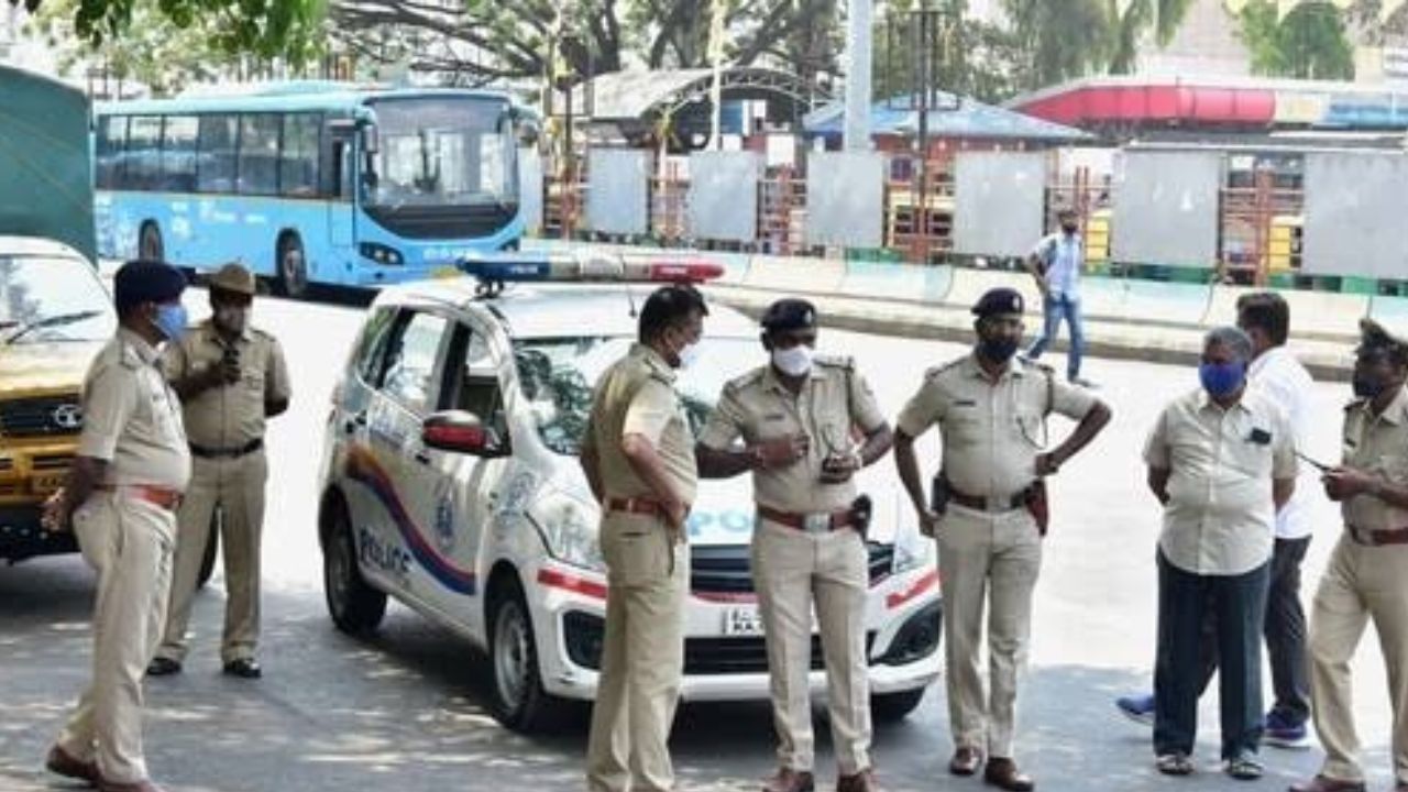 Pulivendula: ఖాకీ నా యూనిఫాం! వైసీపీ కార్యకర్తలకు డీఎస్పీ మాస్ వార్నింగ్..!