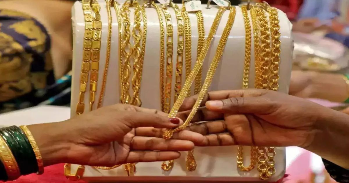 Gold Rate: గోల్డ్ మార్కెట్‌లో కొత్త ట్విస్ట్.. శ్రావణ మాసంలో ఏకంగా రూ.6000 తగ్గిన బంగారం ధర! పసిడి ప్రియులకు సువర్ణావకాశం!