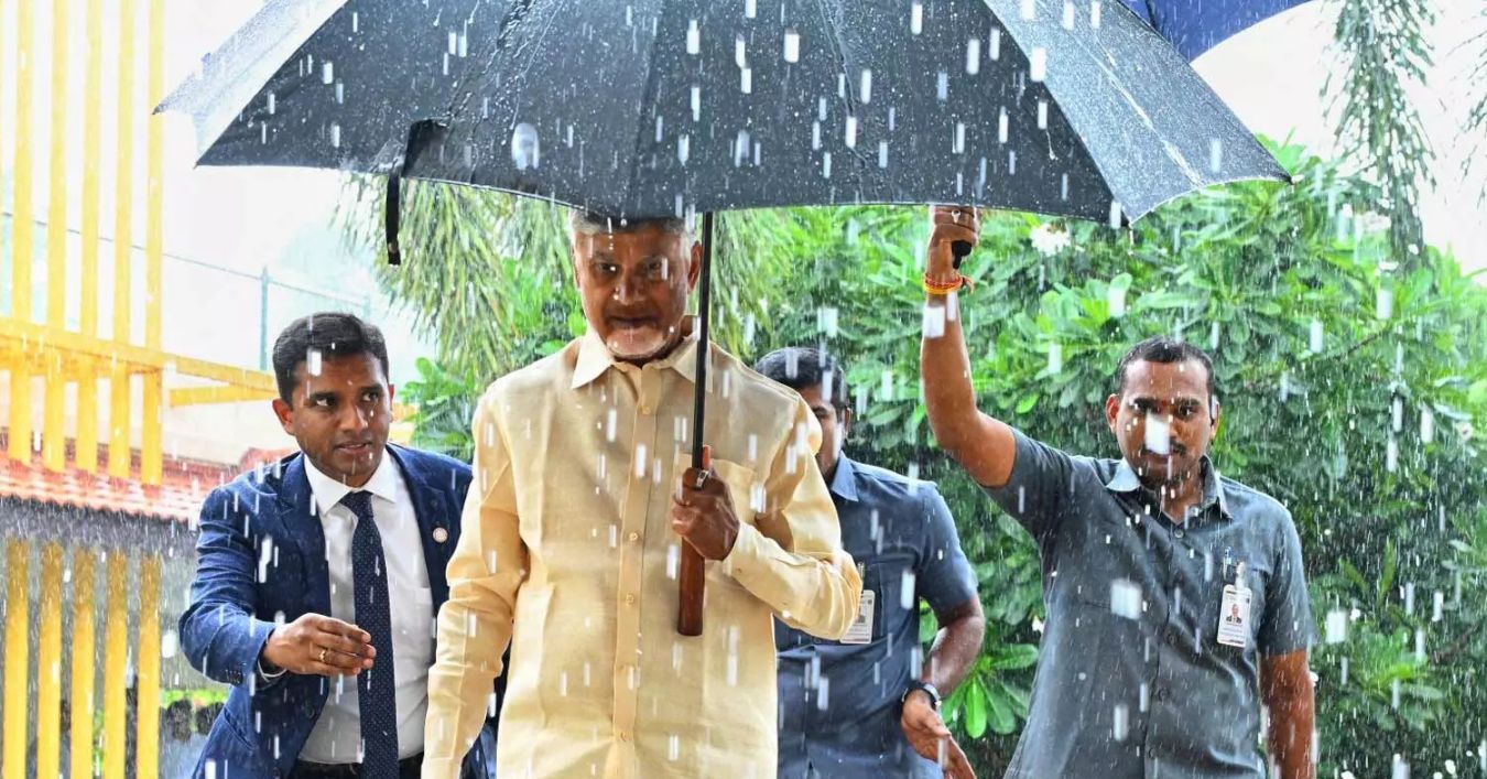 AP Schools Holiday: రాష్ట్రంలో భారీ వర్షాలు - అధికారులకు చంద్రబాబు కీలక ఆదేశాలు! స్కూళ్లకు సెలవు ఇవ్వాలి..