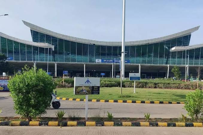 Airport: రేణిగుంట విమానాశ్రయంలో ఉద్రిక్తత..! స్పైస్ జెట్ సర్వీసు రద్దుతో ప్రయాణికుల నిరసన!