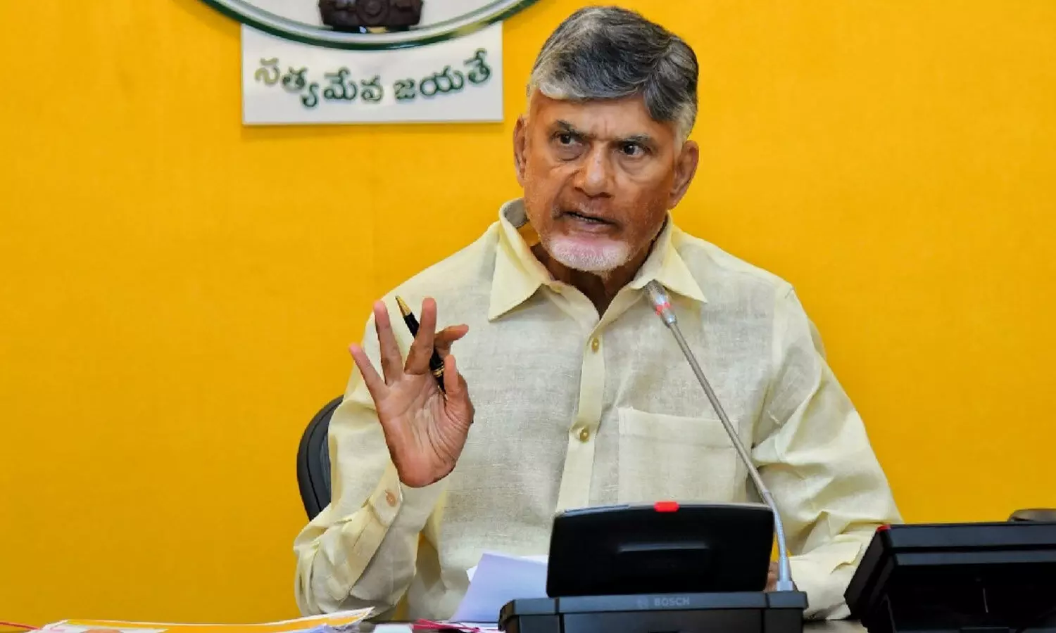 CM Chandrababu: యూరియా ఇష్యూపై చంద్రబాబు సీరియస్..! ఫేక్ వీడియోలపై కఠిన చర్యలు తప్పవు..!