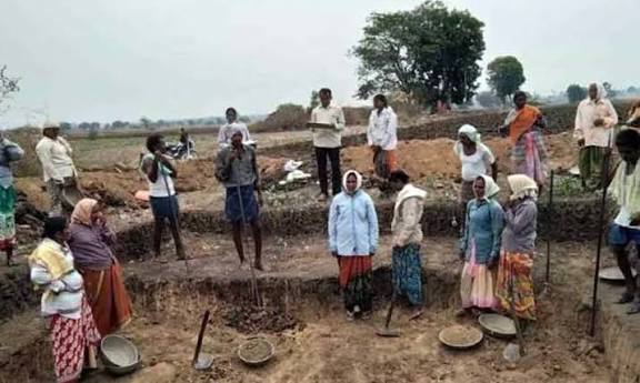 AP Govt: ఉపాధి హామీలో కూలీలకు కొత్త రూల్స్..! అది లేకుంటే వేతనం లేదు..!