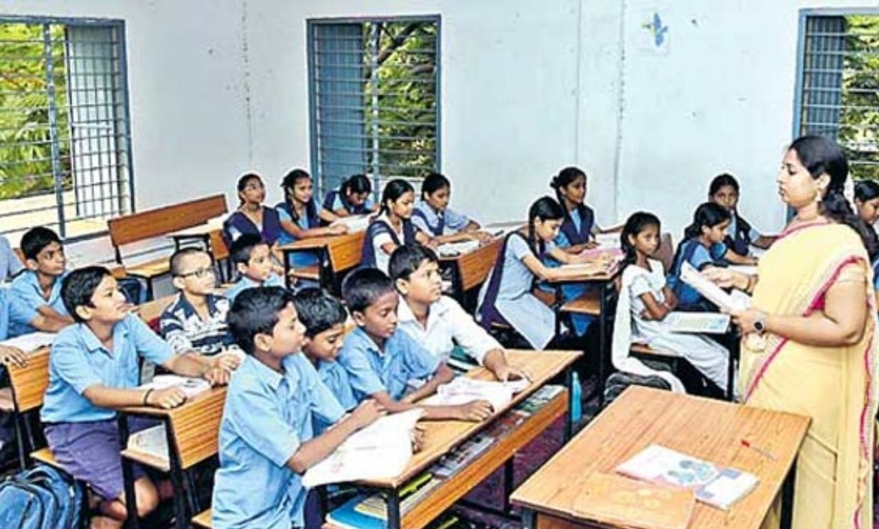 Schools: అమరావతిలో పాఠశాలలు దత్తత తీసుకున్న సినీ నటి..! విద్యార్థులకు బంగారు భవిష్యత్తు హామీ..!