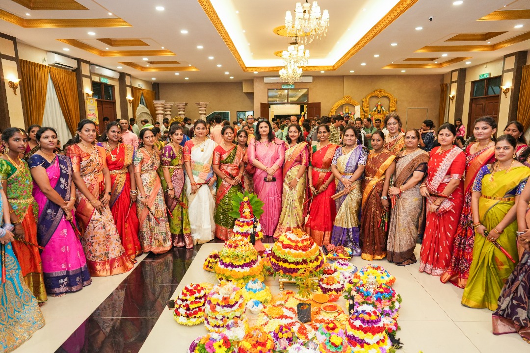 Malaysia: మలేషియాలో EFNCA బతుకమ్మ సంబరాలు ఘనంగా...! బంగారు, వెండి నాణేల బహుమతులతో ..!