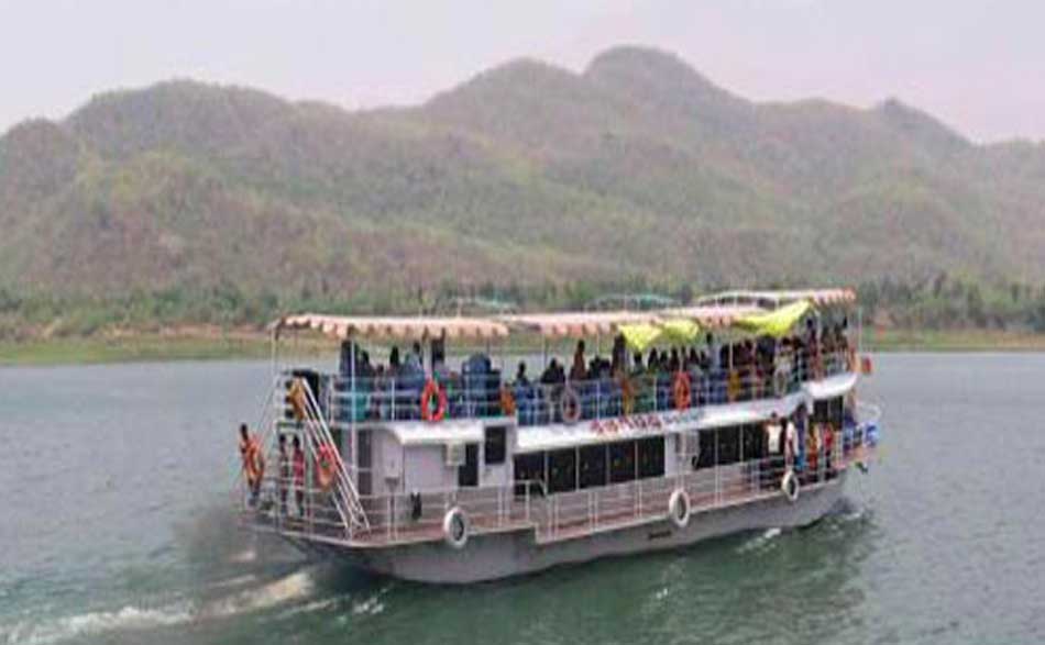 Papikondalu: వరదల తర్వాత తిరిగి ప్రారంభమైన బోటు యాత్ర..! గోదావరి తీరంలో పర్యాటకుల సందడి..!