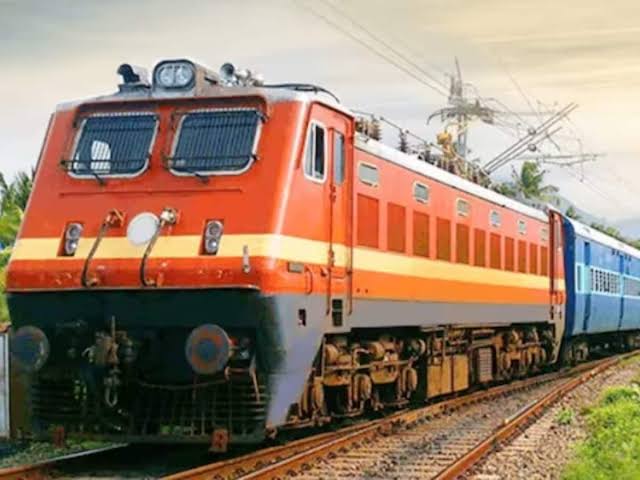 Train Emergency Chain: రైలులో చైన్ లాగితే రైలు ఆగడం తెలుసా? ప్రయాణికుల కోసం ప్రత్యేక గైడ్..!