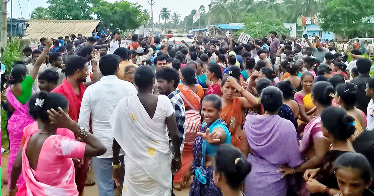 Fishermen : విశాఖ విజయవాడ మార్గంలో 12 కి.మీ మేర వాహనాలు నిలిచిపోయాయి.. నక్కపల్లిలో మత్స్యకారుల!