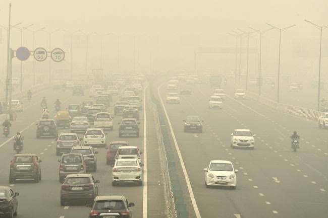 Pollution: దీపావళికి ముందే ఢిల్లీని కమ్మేసిన పొగమంచు..! శ్వాస తీసుకోవడమే కష్టంగా మారిన పరిస్థితి..!