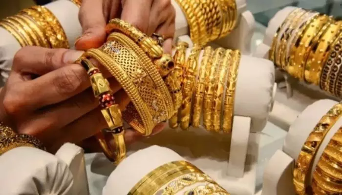 Gold Rates: పసిడి ప్రియులకి గుడ్ న్యూస్..! భారీగా తగ్గిన బంగారం, వెండి ధరలు.. ఎంత అంటే..!
