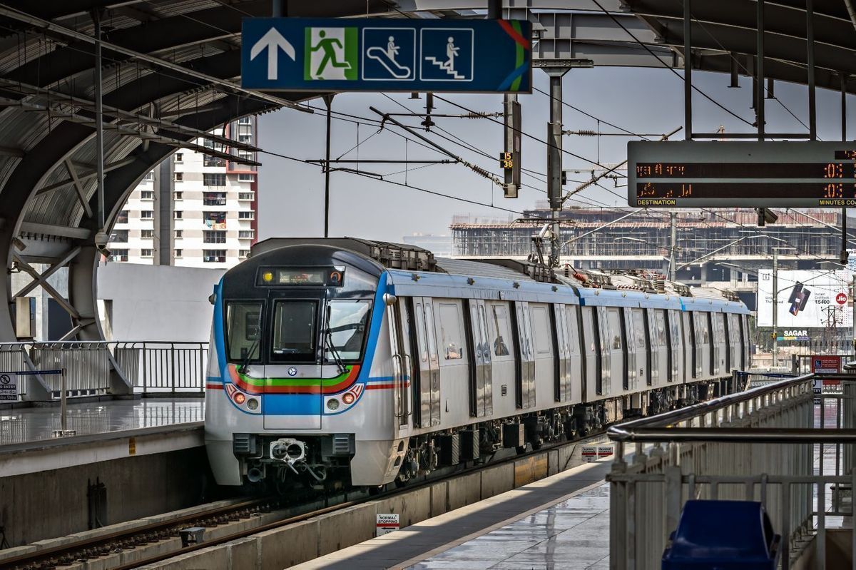 Metro Alert: మూసాపేట మెట్రో స్టేషన్‌లో బుల్లెట్ కలకలం..! ప్రయాణికుడి బ్యాగ్‌లో..!