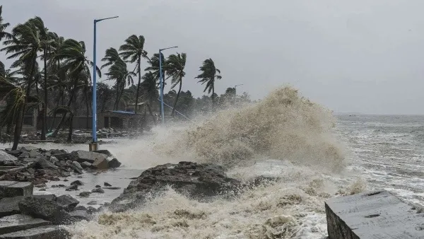 Flash Floods: బంగాళాఖాతంలో తీవ్ర అల్పపీడనం ప్రభావం! ఏపీలో వర్షాల ధాటికి తడిసిముద్దైన రాష్ట్రం !