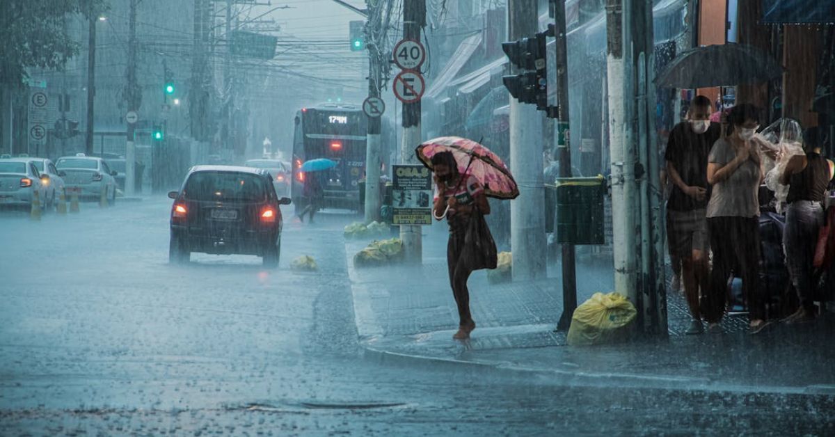 Heavy rains:  పిడుగులు, ఈదురుగాలులతో వర్షాలు... ప్రజలు జాగ్రత్త..  ఎమర్జెన్సీ నంబర్లు సిద్ధంగా ఉంచండి!