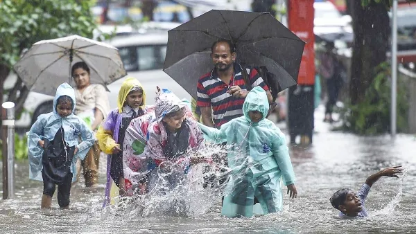 Cyclone Holiday: ఏపీలో స్కూళ్లకు మూడు రోజుల సెలవులు! ఆ ప్రాంతాల వారికి రెడ్ అలెర్ట్!
