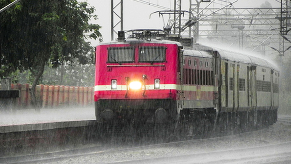 Railway update: మొంథా తుపాన్ భీభత్సం.. రైల్వే అలర్ట్ జారీ ప్రయాణికులు జాగ్రత్త! ఆ జిల్లాల హెల్ప్‌డెస్క్ నంబర్లు రిలీజ్ చేసిన రైల్వే శాఖ!