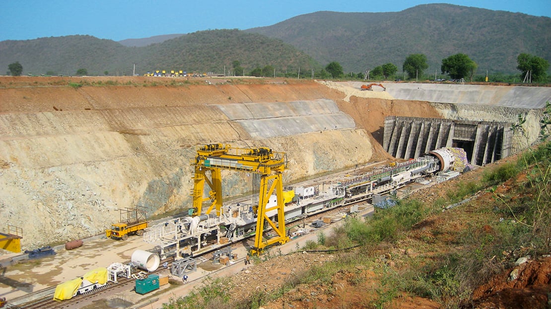 వెలిగొండ సొరంగంలో పెద్ద ప్రమాదం.. 200 మంది కార్మికుల క్షేమం కోసం కన్నీరు పెట్టుకున్న కుటుంబాలు!!