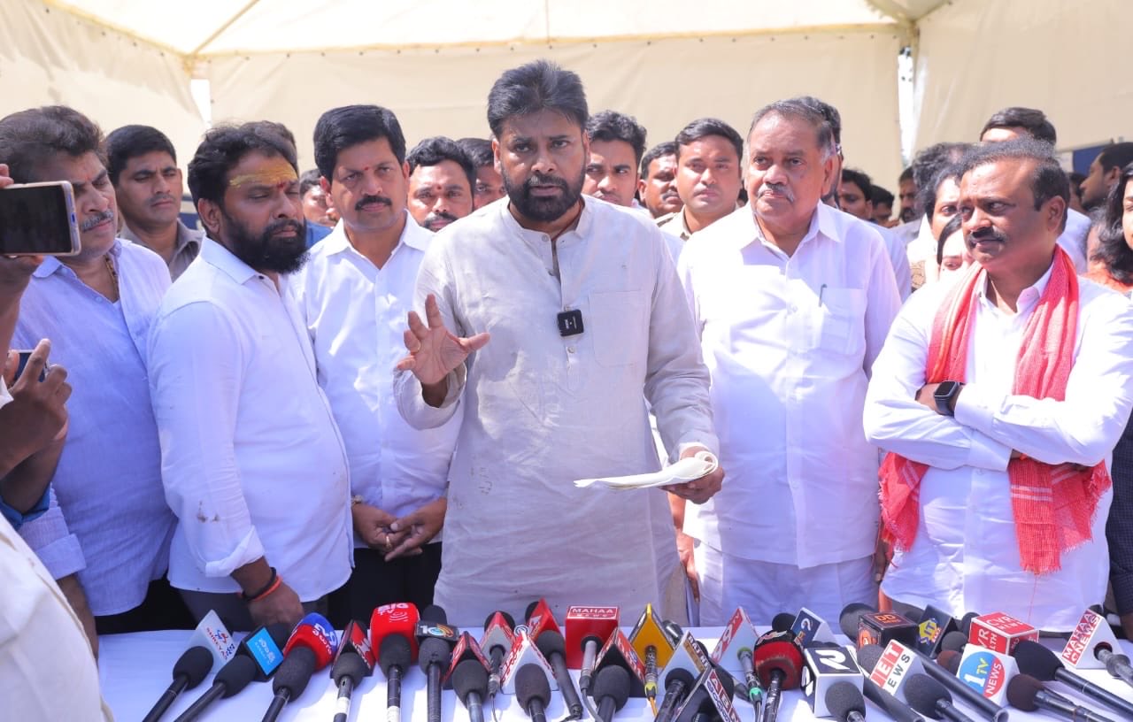 Andhra Pradesh cyclone: మొంథా తుపానుతో రైతులు కష్టాల్లో… ప్రతి ఒక్కరినీ ప్రభుత్వం ఆదుకుంటుంది  ఉప ముఖ్యమంత్రి పవన్ కళ్యాణ్!! 