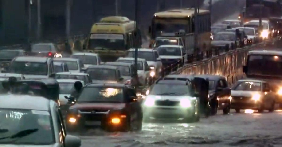 గంటల తరబడి హైవేపై పడిగాపులు: ప్రయాణికులకు తీవ్ర ఇబ్బందులు! రైలు వంతెన కింద నిలిచిన నీరు..