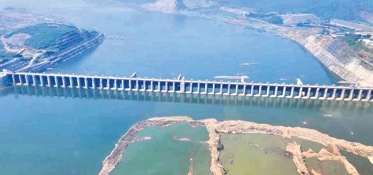 Polavaram: పోలవరం నిధుల వినియోగంపై మంత్రి సంచలనం! గత ప్రభుత్వ నిర్వాకం వల్లే ఆలస్యం... వారి ఖాతాల్లోకి  ₹1000 కోట్ల పరిహారం పంపిణీ ప్రారంభం.