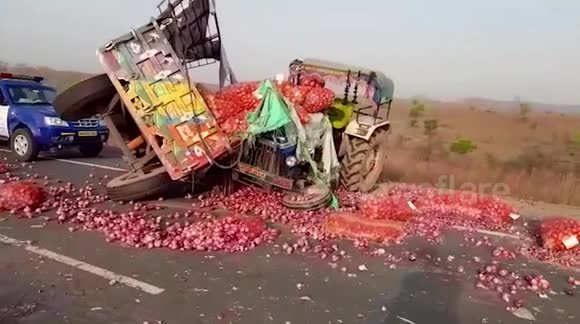 Lorry Accident: నల్గొండలో ఉల్లిపాయల లారీ బోల్తా..! క్షణాల్లో మాయమైన ఉల్లిపాయల బస్తాలు..!