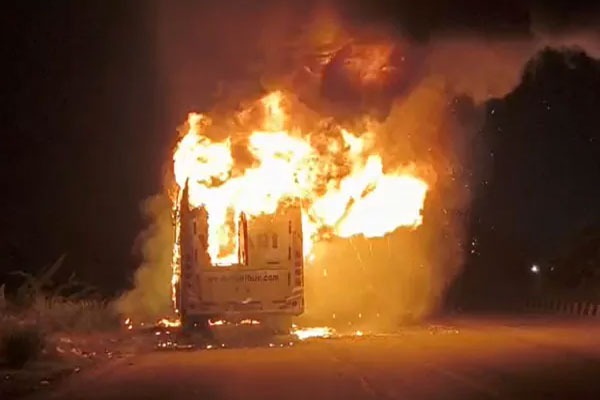 హైదరాబాద్–విజయవాడ హైవేపై ట్రావెల్స్ బస్సు దగ్ధం! తప్పిన పెను  ప్రమాదం!