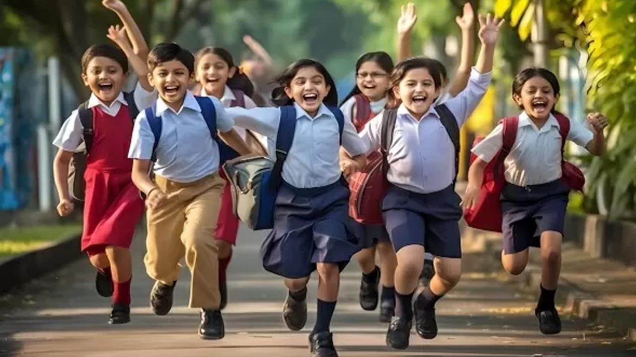 School Holidays: ఏపీలో విద్యార్థులకు ఎగిరి గంతేసే వార్త..! లాంగ్ సెలవులు.. ముందే ప్లాన్ చేసుకోండి!