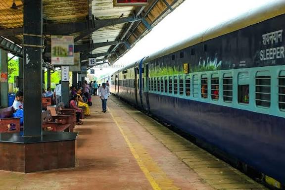 Railway Station: రైల్వే స్టేషన్లలో అంతర్జాతీయ ఫుడ్ బ్రాండ్‌ల ఎంట్రీ! దేశవ్యాప్తంగా 1200 రెస్టారెంట్లలో..!