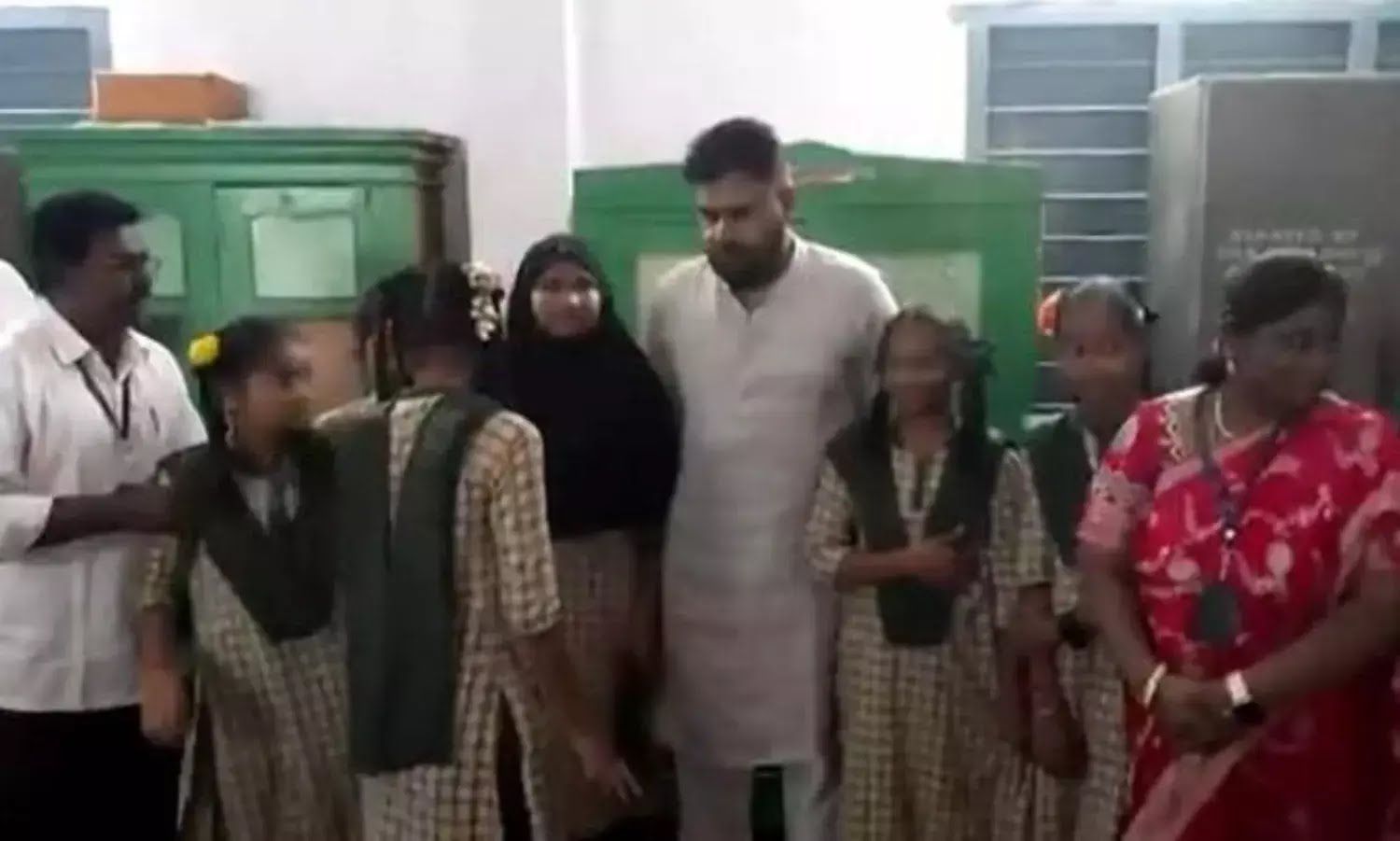 Mega PT Meeting: చిలకలూరిపేటలో మెగా పేరెంట్స్–టీచర్స్ మీటింగ్‌లో పాల్గొన్న పవన్ కళ్యాణ్!