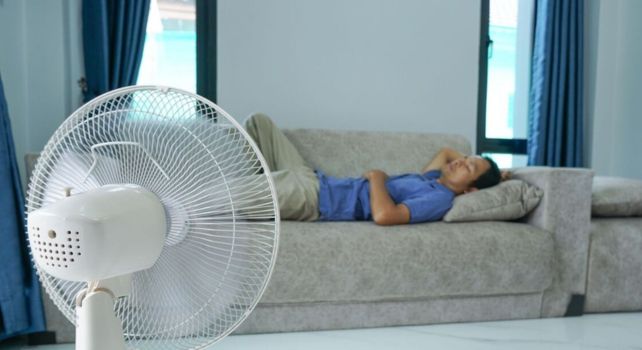 Dont sleep: చలికాలంలో ఫ్యాన్ గాలికి నిద్రపోవద్దు.. నిపుణుల హెచ్చరిక!