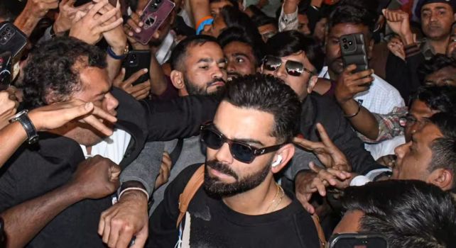 Kohli: కోహ్లికి చేదు అనుభవం... వడోదర ఎయిర్‌పోర్టులో అభిమానుల తోపులాట!