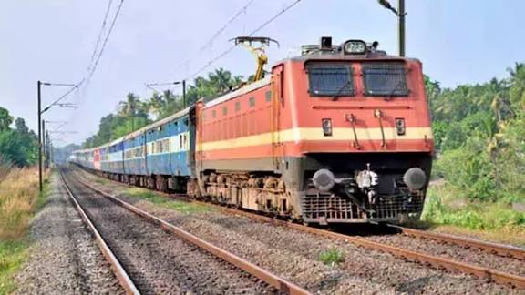 Railway: ప్రయాణికులకు అదిరిపోయే గుడ్ న్యూస్..! 11 ప్రత్యేక రైళ్లతో రంగంలోకి దక్షిణ మధ్య రైల్వే..!