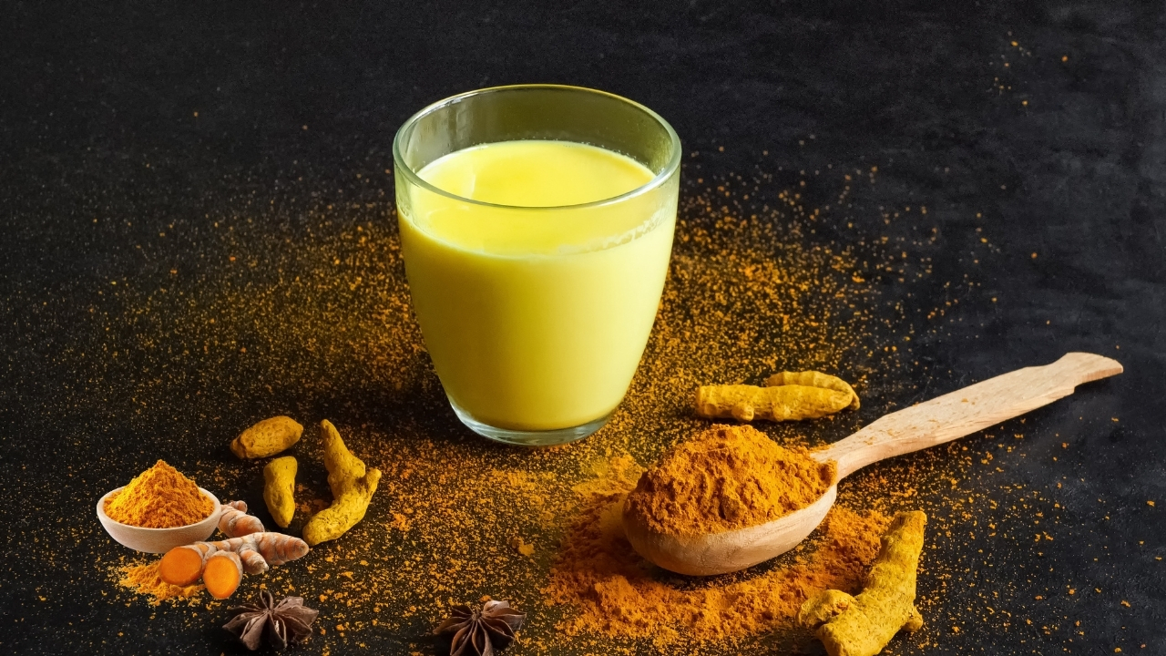 Turmeric Milk: పాలలో చిటికెడు పసుపు కలిపి తాగితే ఈ 5 ఆరోగ్య ప్రయోజనాలు మీ సొంతం!
