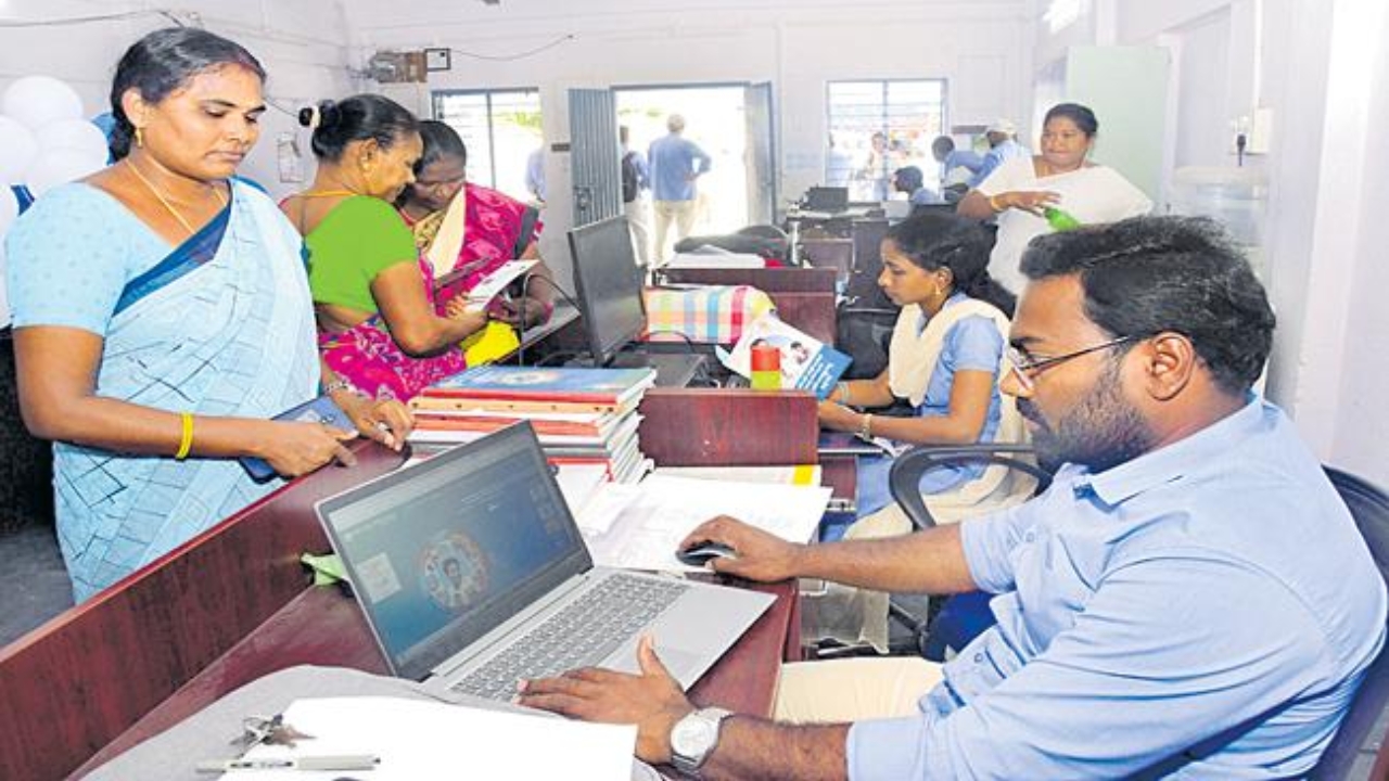 Salary Cut Rule: ఏపీలో  ఆ ఉద్యోగులకు అలర్ట్.. ఇకపై లేట్‌గా వస్తే ఆ రోజు జీతం కట్!