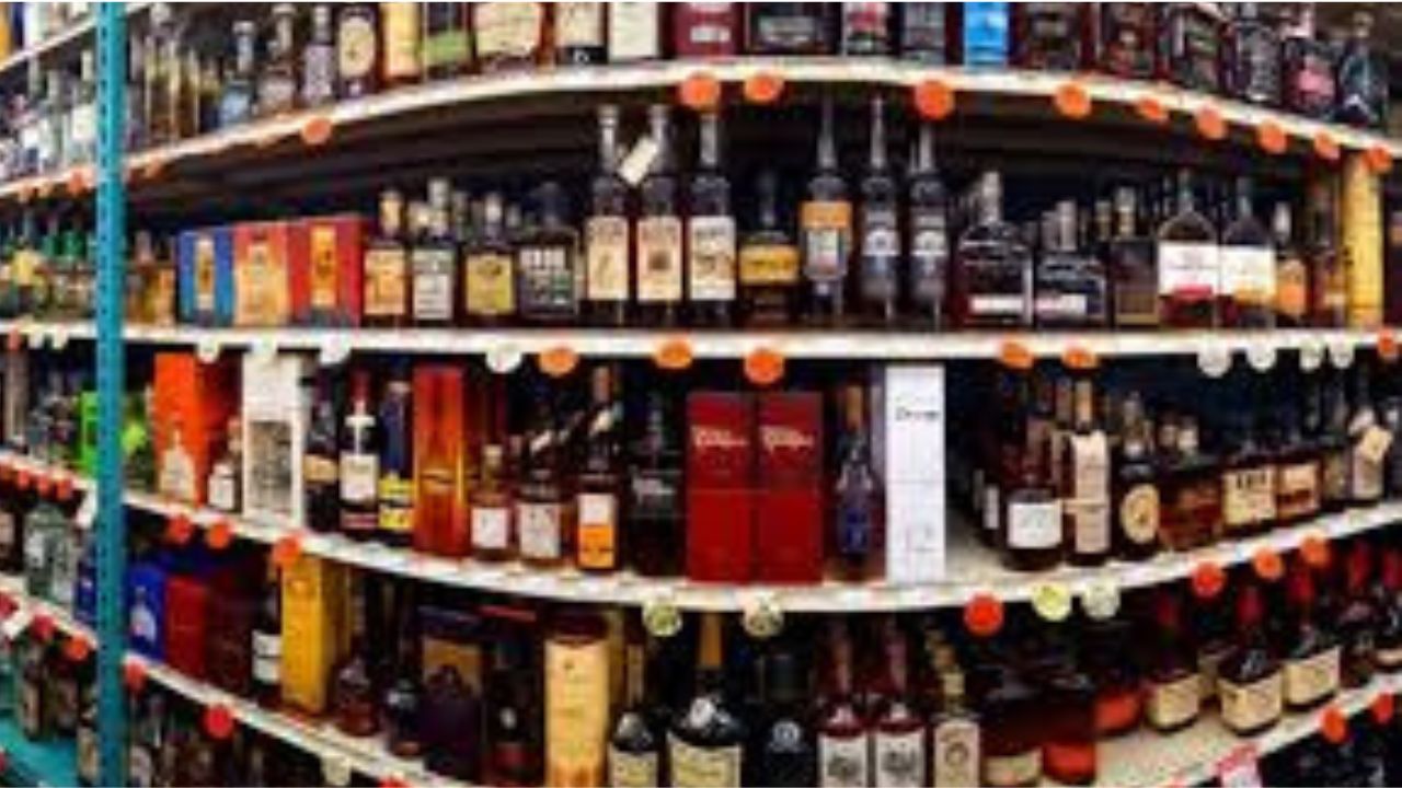 Liquor Shops: మందుబాబులకు షాక్..! ఏపీ–తెలంగాణలో లిక్కర్ షాపులు బంద్!