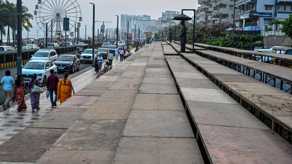 విశాఖ తీరంలో నౌకాదళ విన్యాసాల జోరు.. 'మిలన్ 2026'కు సర్వం సిద్ధం!