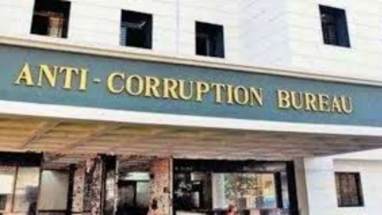 విశాఖలో రిటైర్డ్ ఎస్ఈ ఇంట్లో ఏసీబీ మెరుపు దాడులు..! కోట్లలో ఆస్తులు ఉన్నట్లు..!