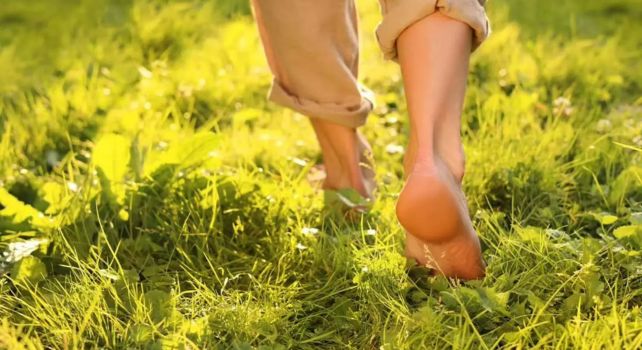 Walk 10 minutes: రోజూ 10 నిమిషాలు చెప్పుల్లేకుండా నడిస్తే.. శరీరంలో ఏం మారుతుంది!