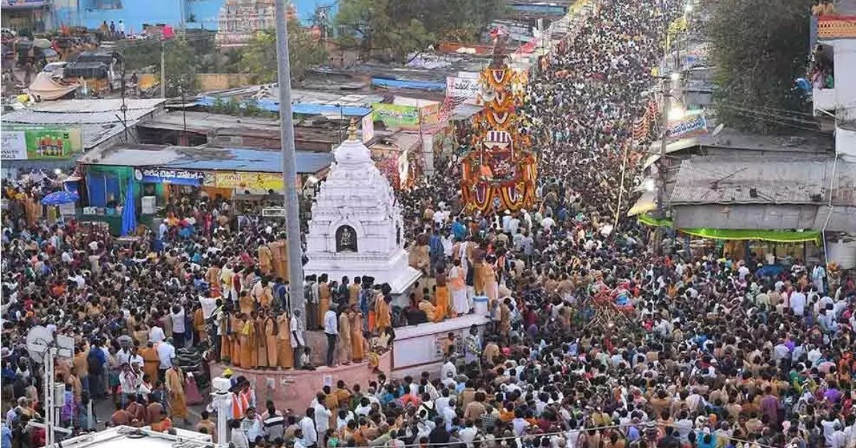 శ్రీశైలంలో ఉద్రిక్తత.. క్యూలైన్లు విరగ్గొట్టి లోపలికి దూసుకెళ్లిన శివదీక్షా భక్తులు!