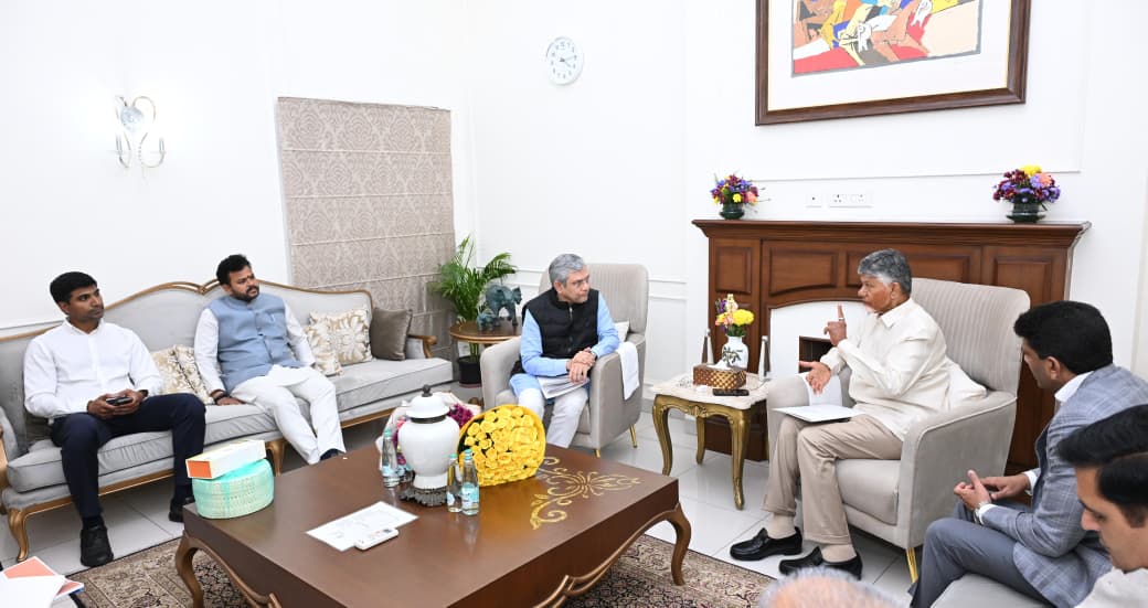 AP Railway Projects 2026: ఏపీ రైల్వే ప్రాజెక్టులపై సీఎం చంద్రబాబు నాయుడు కీలక భేటీ.. అమరావతికి మెగా టెర్మినళ్లు.. కేంద్రం సానుకూలత!