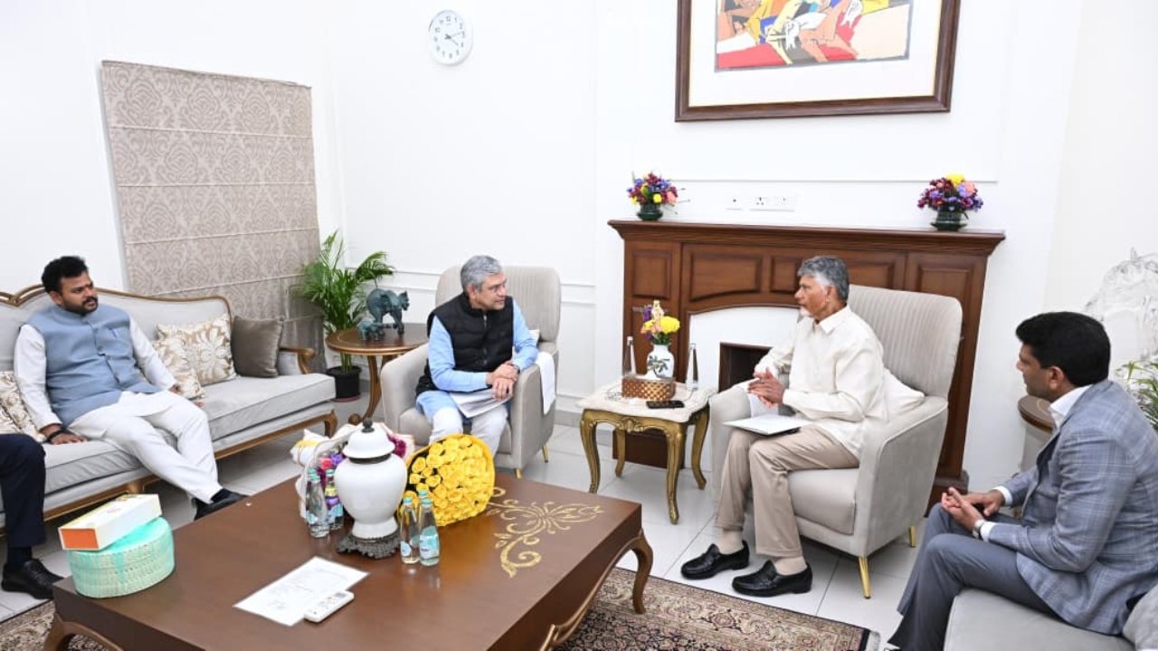 ఢిల్లీలో చంద్రబాబు రైల్వే ప్లాన్: ఏపీలో నాలుగు మెగా కోచింగ్ టెర్మినల్స్!