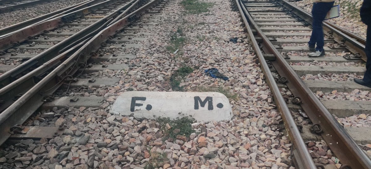 Railway Fouling Mark: మీరు రైలులో వెళ్లేటప్పుడు పట్టాల మధ్య ఇవి గమనించారా? ఆ గుర్తు వెనుక ఉన్న అసలు కారణం ఇదే!