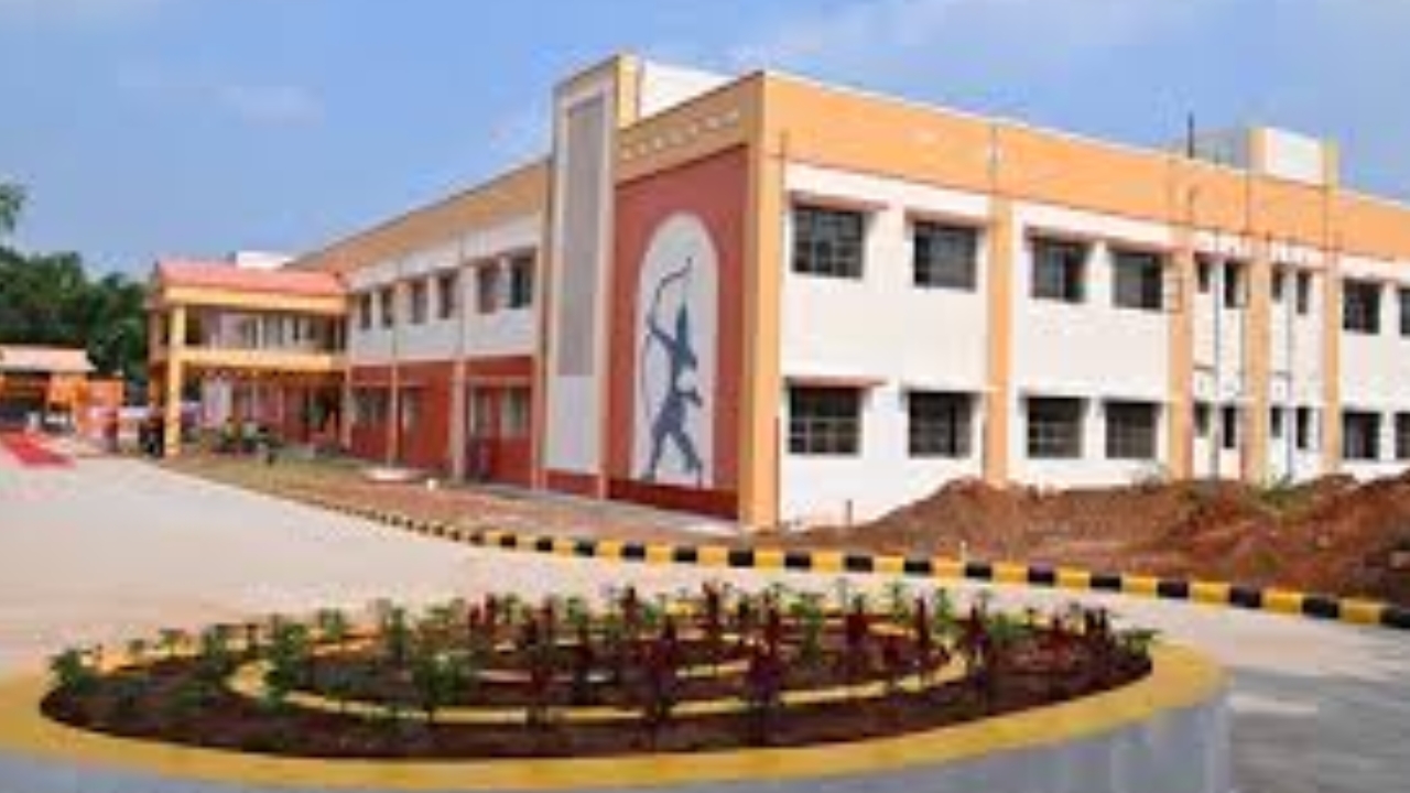 Ekalavya Schools: కేవలం రూ. 50 ఫీజుతో జాతీయ స్థాయి విద్య! ఏకలవ్య గురుకులాల్లో ప్రవేశాలు... పూర్తి వివరాలు!