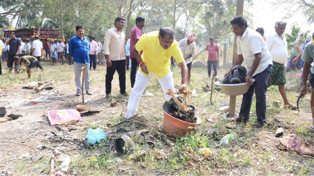 Nimmala Rama Naidu: శివరాత్రి పూట శ్రమదానం...! స్మశాన వాటికలో మంత్రి నిమ్మల రామానాయుడు సేవ! 