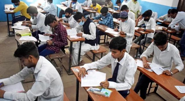CBSE 10th exams: గుంటూరులో CBSE టెన్త్ పరీక్షలు ప్రారంభం.. ప్రశాంతంగా మొదటి రోజు!