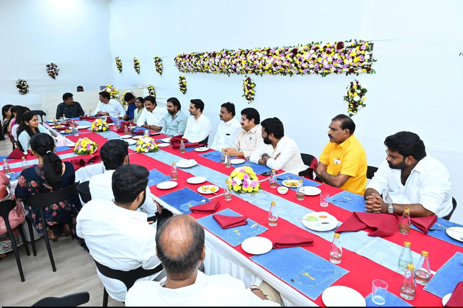 Nara Lokesh: కృష్ణా తీరం పై ఆత్మీయ విందు.. ప్రజాప్రతినిధుల కుటుంబాలతో లోకేష్ సందడి!