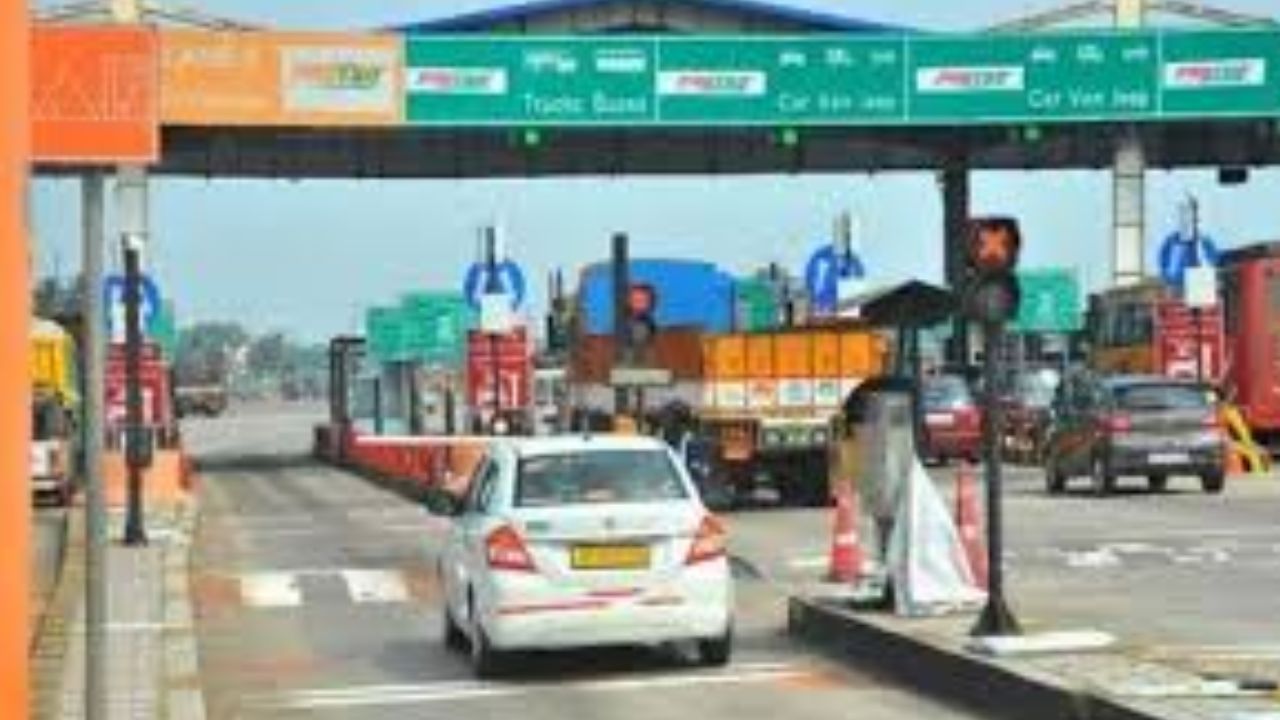 TollPlaza: టోల్ ప్లాజాల వద్ద ఇక నో వెయిటింగ్! బారియర్లు లేని ప్రయాణానికి కేంద్రం గ్రీన్ సిగ్నల్!