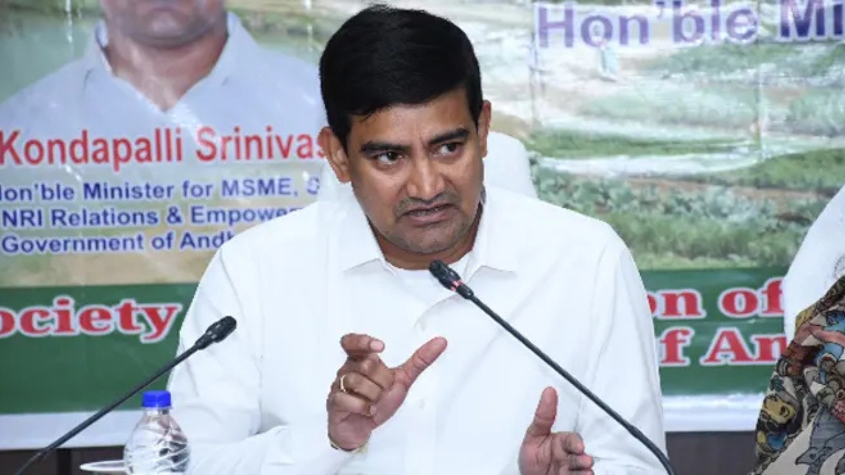 Gulf Residents: గల్ఫ్ ప్రవాసాంధ్రులు ఆందోళన చెందొద్దు... మంత్రి కొండపల్లి శ్రీనివాస్ భరోసా! హెల్ప్‌లైన్ నంబర్లు...