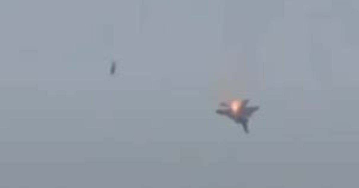 Kuwait: మంటల్లో చిక్కుకున్న ఫైటర్ జెట్.. కువైట్ ఆకాశంలో అమెరికా యుద్ధ విమానం కూలుతున్న భయానక దృశ్యాలు..