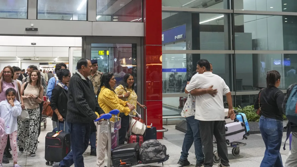 Abu Dhabi to Delhi: స్వదేశానికి చేరిన భారతీయులు ఢిల్లీ విమానాశ్రయంలో ఉద్వేగభరిత దృశ్యాలు..!