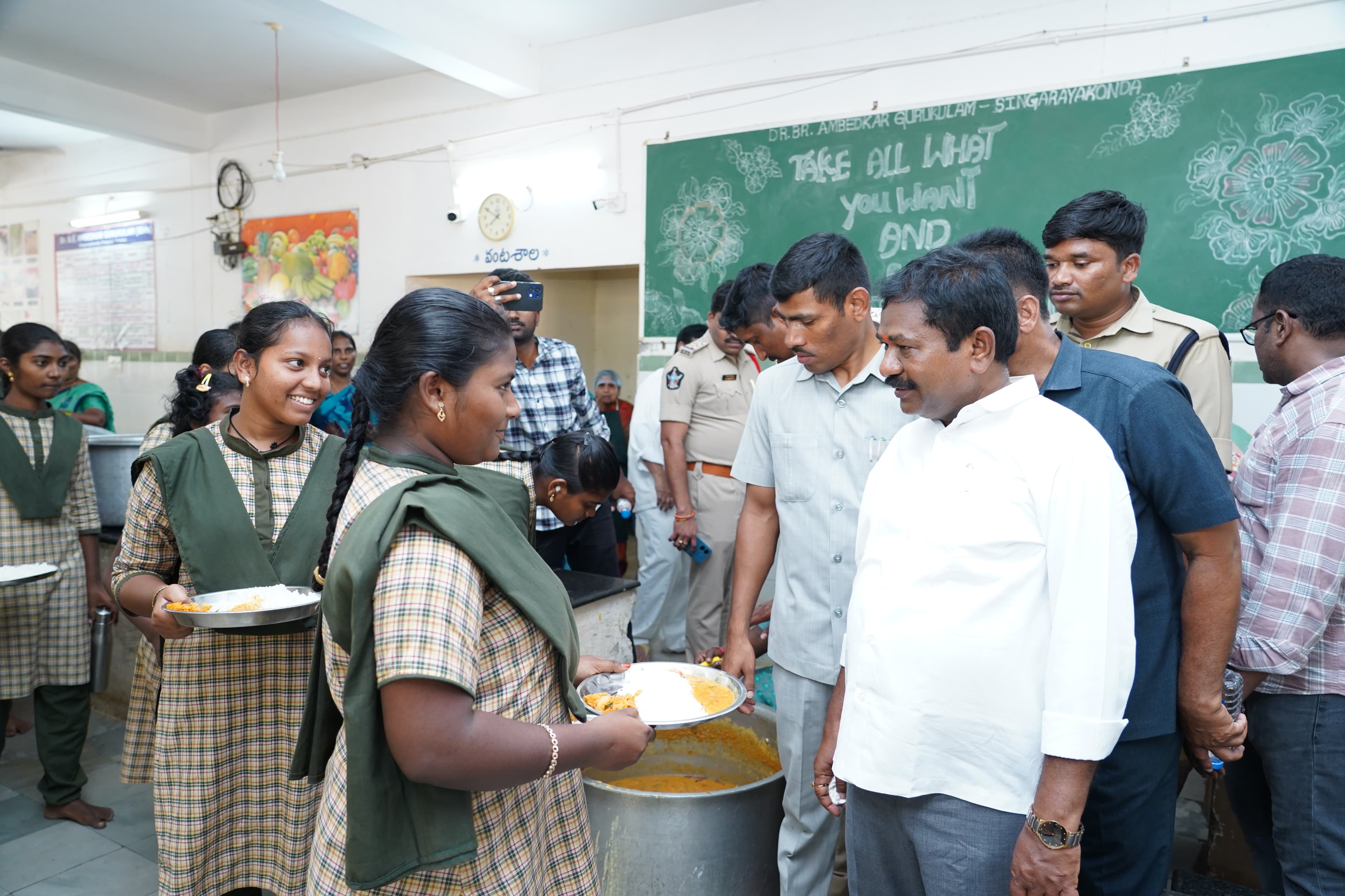 Andhra Pradesh Social Welfare Minister: సింగరాయకొండ అంబేద్కర్ పాఠశాలలో మంత్రి డోలా శ్రీ బాల పర్యటన.. వసతులపై ఆరా..!!