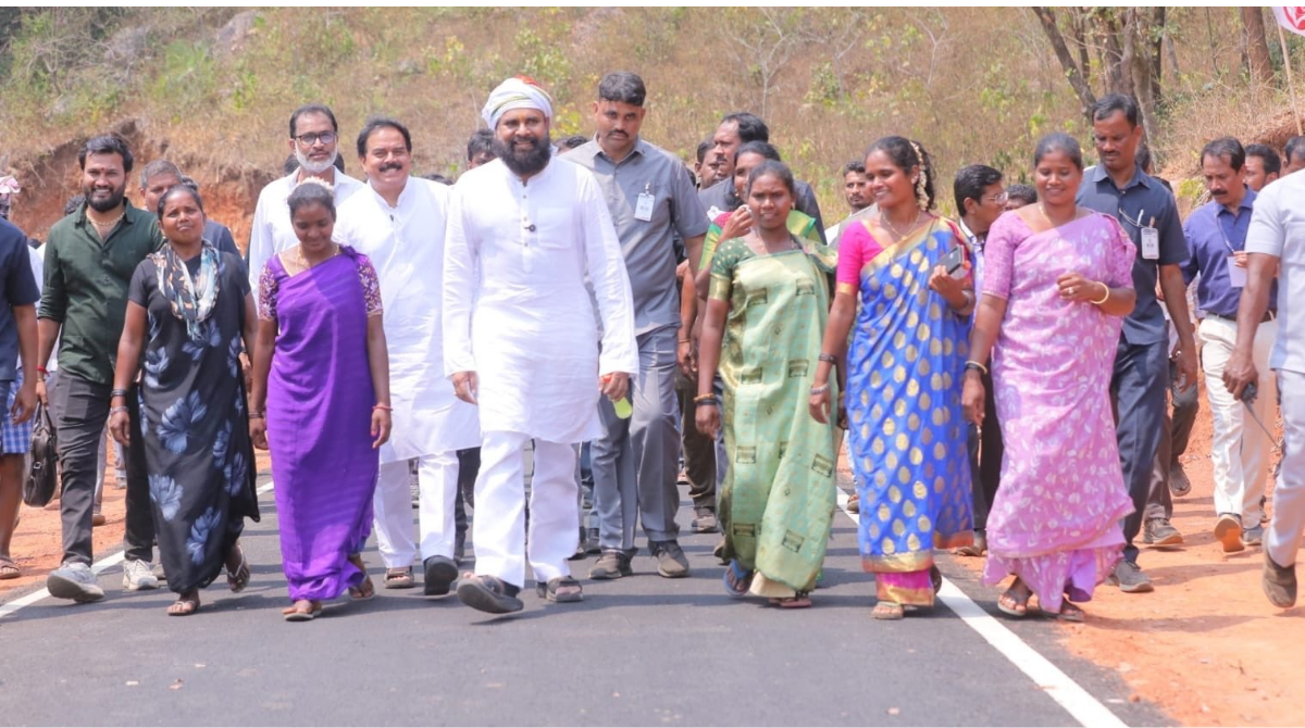 AP Roads Construction: 70 ఏళ్ల కష్టానికి మోక్షం.. 40 గడపల గ్రామానికి రూ. 2 కోట్లతో రోడ్డు వేయించిన కూటమి ప్రభుత్వం: పవన్ కళ్యాణ్!